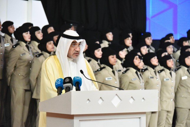 النائب الأول لرئيس مجلس الوزراء ووزير الداخلية الكويتي يشهد حفل تخريج الدفعة (14) من منتسبات معهد الشرطة النسائية النائب الأول لرئيس مجلس الوزراء ووزير الداخلية الكويتي يشهد حفل تخريج الدفعة (14) من منتسبات معهد الشرطة النسائية