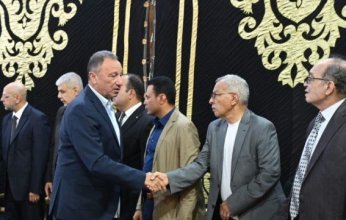 «الخطيب» يعزي فى والد العامري فاروق بمسجد عمر مكرم