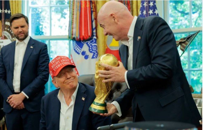 ترامب يمازح رئيس "فيفا" بشأن مجسم كأس العالم ترامب يمازح رئيس "فيفا" بشأن مجسم كأس العالم