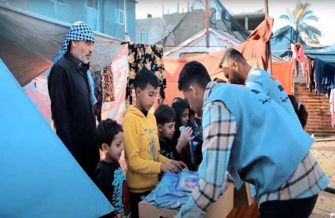 شاهد بالفيديو.. اللجنة المصرية بغزة توزع حليب الأطفال على المحتاجين من أهالي القطاع شاهد بالفيديو.. اللجنة المصرية بغزة توزع حليب الأطفال على المحتاجين من أهالي القطاع
