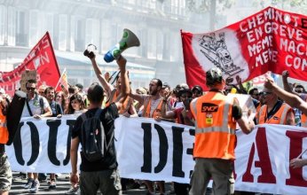 فرنسا تشتعل بالاحتجاجات ضد خطة الميزانية وسط إجراءات أمنية مشددة