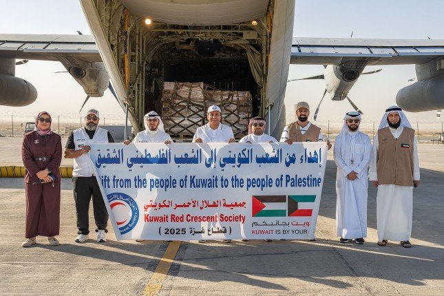 إقلاع الطائرة السابعة من الجسر الجوي الكويتي الثاني محملة بـ10 أطنان مساعدات غذائية للأشقاء في غزة إقلاع الطائرة السابعة من الجسر الجوي الكويتي الثاني محملة بـ10 أطنان مساعدات غذائية للأشقاء في غزة