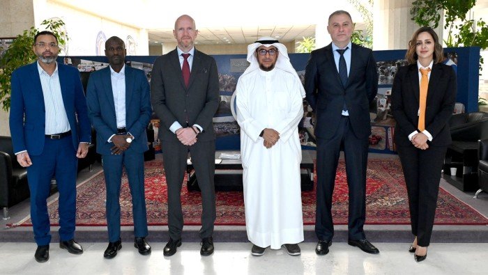 الهلال الأحمر الكويتي والصليب الأحمر الدولي تبحثان تعزيز الشراكات الإنسانية وتوسيع المشاريع المستدامة الهلال الأحمر الكويتي والصليب الأحمر الدولي تبحثان تعزيز الشراكات الإنسانية وتوسيع المشاريع المستدامة
