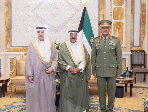 أمير الكويت يستقبل وكيل الحرس الوطني بمناسبة تعيينه بمنصبه الجديد أمير الكويت يستقبل وكيل الحرس الوطني بمناسبة تعيينه بمنصبه الجديد