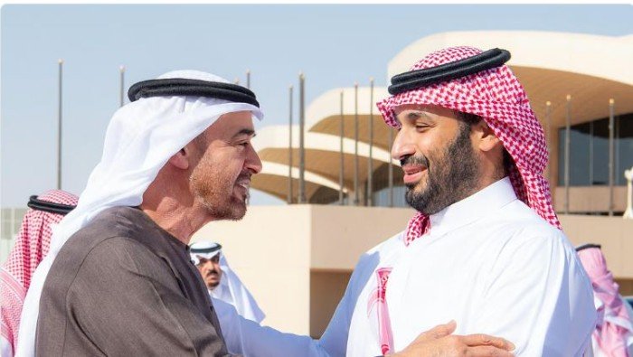 رئيس الإمارات يغادر السعودية وولي العهد في مقدمة مودعيه رئيس الإمارات يغادر السعودية وولي العهد في مقدمة مودعيه