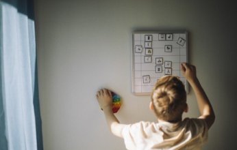 دراسة يابانية: البيئة قد تخفف من تحديات التوحد وتعزز السلوك الاجتماعي