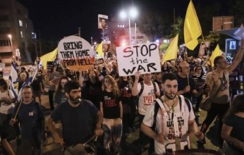 تظاهرة لعائلات المحتجزين أمام منزل نتنياهو تطالب بالإفراج عن ذويهم