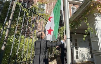 رفع العلم السوري على مبنى السفارة بواشنطن لأول مرة منذ ربع قرن