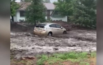 فيضانات عارمة تجتاح ولاية أريزونا الأمريكية والمياه تجرف السيارات