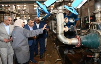 وزير الإنتاج الحربى يتابع سير العملية الإنتاجية بشركة أبو زعبل للكيماويات المتخصصة