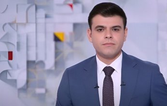 لحظةٍ تحبس الأنفاس.. مذيع يكتشف تدمير منزله أثناء تقديمه تغطية حية (فيديو)