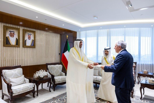 الكويت.. وزير الخارجية يتسلم نسخة من أوراق اعتماد سفير لبنان الجديد لدى البلاد الكويت.. وزير الخارجية يتسلم نسخة من أوراق اعتماد سفير لبنان الجديد لدى البلاد