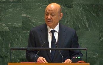 رئيس مجلس القيادة اليمني يدعو إلى تشكيل تحالف دولي لاستعادة الأمن والاستقرار في بلاده