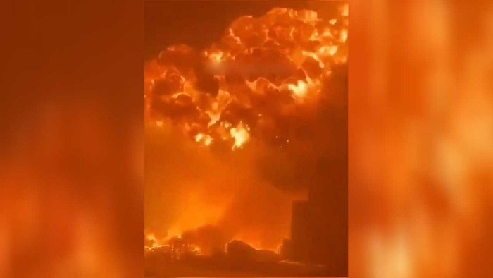 انفجار ضخم يهز مدينة دير الزور في سوريا.. ماذا يحدث؟ انفجار ضخم يهز مدينة دير الزور في سوريا.. ماذا يحدث؟