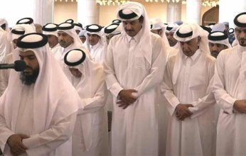 أمير قطر يؤدي صلاة الجنازة على شهداء واجب الوطن في هجوم الاحتلال الغادر على الدوحة