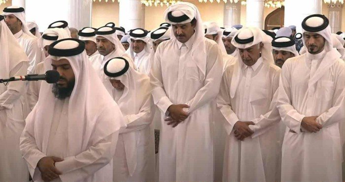 أمير قطر يؤدي صلاة الجنازة على شهداء واجب الوطن في هجوم الاحتلال الغادر على الدوحة أمير قطر يؤدي صلاة الجنازة على شهداء واجب الوطن في هجوم الاحتلال الغادر على الدوحة