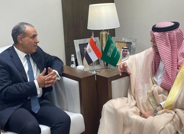 وزير الخارجية المصري يبحث في الرياض تعزيز التعاون الاقتصادي مع السعودية والانفتاح على أسواق إفريقيا وزير الخارجية المصري يبحث في الرياض تعزيز التعاون الاقتصادي مع السعودية والانفتاح على أسواق إفريقيا