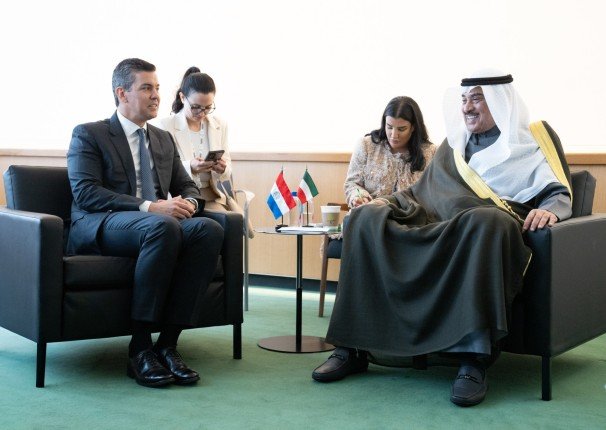 ممثل أمير الكويت "ولي العهد" يلتقي رئيس باراغواي على هامش اجتماعات الدورة الـ80 للجمعية العامة للأمم المتحدة ممثل أمير الكويت "ولي العهد" يلتقي رئيس باراغواي على هامش اجتماعات الدورة الـ80 للجمعية العامة للأمم المتحدة