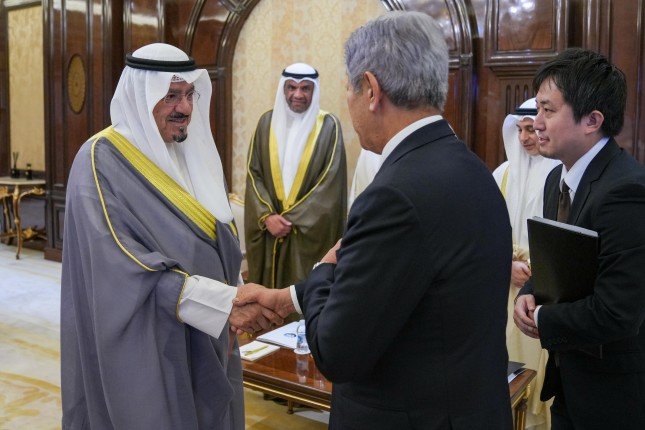 رئيس مجلس الوزراء الكويتي يستقبل وزير خارجية اليابان رئيس مجلس الوزراء الكويتي يستقبل وزير خارجية اليابان