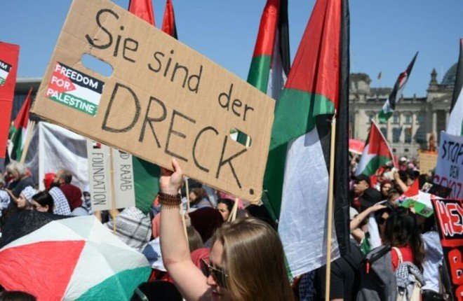 ألمانيا.. 15 ألف يتظاهرون في برلين للمطالبة بوقف حرب الإبادة الإسرائيلية في غزة ألمانيا.. 15 ألف يتظاهرون في برلين للمطالبة بوقف حرب الإبادة الإسرائيلية في غزة
