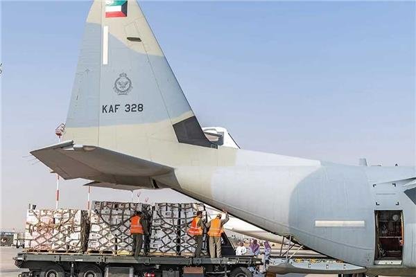 مطار العريش يستقبل دفعة مساعدات كويتية جديدة لغزة مطار العريش يستقبل دفعة مساعدات كويتية جديدة لغزة