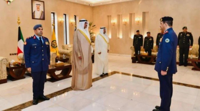 وزير الدفاع الكويتي يقلد رئيس الأركان العامة للجيش رتبته الجديدة وزير الدفاع الكويتي يقلد رئيس الأركان العامة للجيش رتبته الجديدة