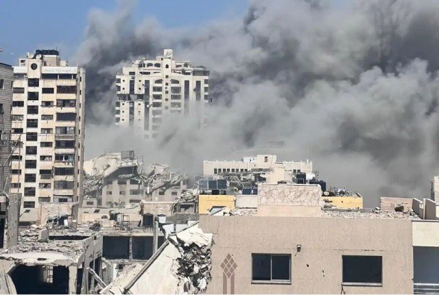 جيش الاحتلال الإسرائيلي ينسف برج مشتهى في غزة (فيديو) جيش الاحتلال الإسرائيلي ينسف برج مشتهى في غزة (فيديو)