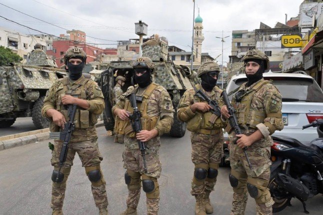 الجيش اللبناني يتسلم مزيدا من السلاح من مخيمين للاجئين الفلسطينيين الجيش اللبناني يتسلم مزيدا من السلاح من مخيمين للاجئين الفلسطينيين