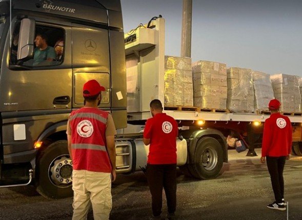 الهلال الأحمر المصري: 3200 طن مساعدات عبر قافلة «زاد العزة» الـ 36 إلى غزة الهلال الأحمر المصري: 3200 طن مساعدات عبر قافلة «زاد العزة» الـ 36 إلى غزة