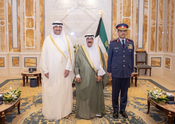 أمير الكويت يستقبل وزير الدفاع ورئيس الاركان العامة للجيش بمناسبة تعيينه بمنصبه الجديد أمير الكويت يستقبل وزير الدفاع ورئيس الاركان العامة للجيش بمناسبة تعيينه بمنصبه الجديد