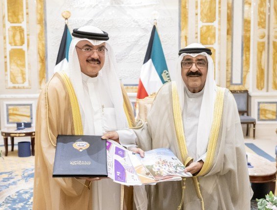 أمير الكويت يستقبل وزير التربية حيث قدم لسموه تقريرا حول استعدادات الوزارة للعام الدراسي الجديد أمير الكويت يستقبل وزير التربية حيث قدم لسموه تقريرا حول استعدادات الوزارة للعام الدراسي الجديد