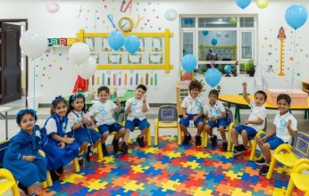 أطفال الرياض يتقاطرون بفرح في خطواتهم الأولى نحو مستقبل زاهر يحدوهم الأمل وتغمرهم الدهشة