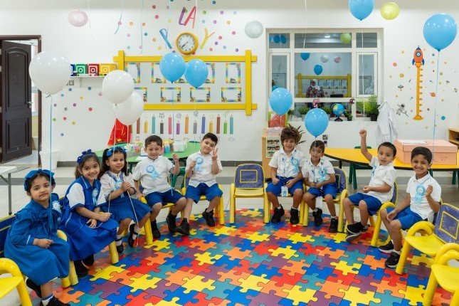 أطفال الرياض يتقاطرون بفرح في خطواتهم الأولى نحو مستقبل زاهر يحدوهم الأمل وتغمرهم الدهشة أطفال الرياض يتقاطرون بفرح في خطواتهم الأولى نحو مستقبل زاهر يحدوهم الأمل وتغمرهم الدهشة