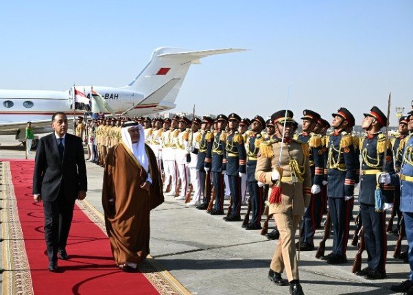 رئيس وزراء مصر يستقبل ولي عهد مملكة البحرين بمطار القاهرة الدولي رئيس وزراء مصر يستقبل ولي عهد مملكة البحرين بمطار القاهرة الدولي