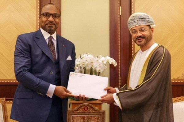 سلطان عمان يتلقى رسالة خطية من رئيس جمهورية الكونغو سلطان عمان يتلقى رسالة خطية من رئيس جمهورية الكونغو