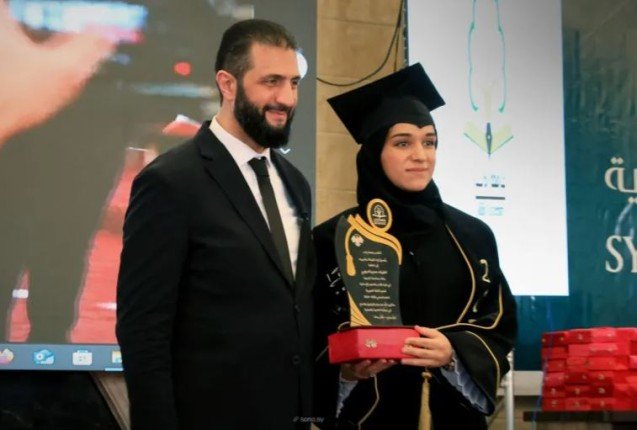 شاهد| بالفيديو.. الرئيس السوري يحتفل بتخرج زوجته من الجامعة شاهد| بالفيديو.. الرئيس السوري يحتفل بتخرج زوجته من الجامعة