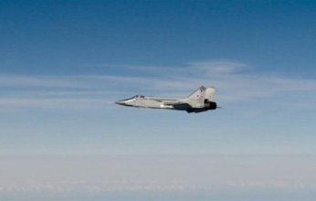 طائرة عسكرية روسية تحلق فوق فرقاطة ألمانية في بحر البلطيق