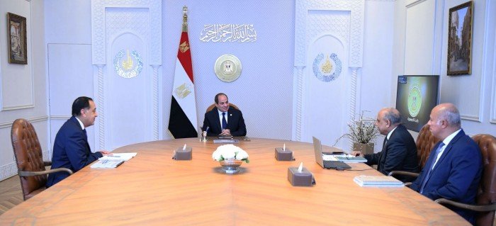 مصر.. الرئيس السيسي يجتمع مع رئيس الوزراء ووزير الكهرباء مصر.. الرئيس السيسي يجتمع مع رئيس الوزراء ووزير الكهرباء