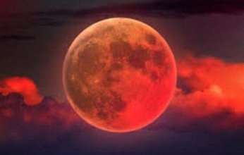 الأردن: المتخصصون وعشاق الفلك يتابعون خسوف القمر الأخير لعام 2025