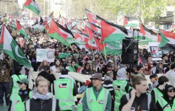 عشرات الآلاف يتظاهرون في أكبر مدن نيوزيلندا دعماً للقضية الفلسطينية.. ماذا يحدث؟