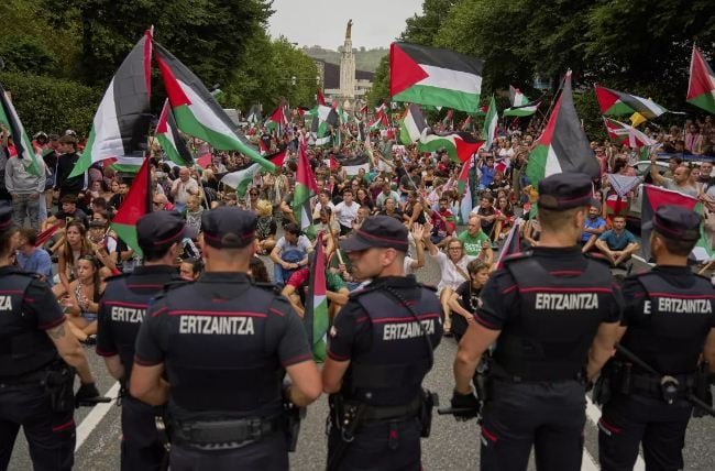 إلغاء المرحلة الأخيرة من سباق "فويلتا إسبانيا" بعد احتجاجات مؤيدة لفلسطين في مدريد إلغاء المرحلة الأخيرة من سباق "فويلتا إسبانيا" بعد احتجاجات مؤيدة لفلسطين في مدريد