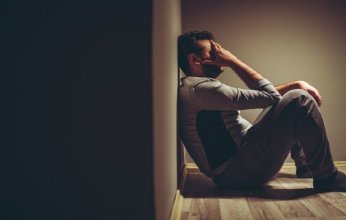 المكملات الغذائية ودورها في التخفيف من الاكتئاب: فيتامينات وأحماض تعزز المزاج