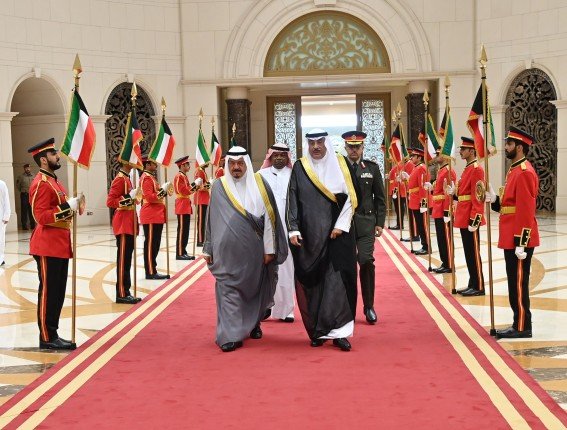 ولي العهد الكويتي يتوجه إلى قطر لترؤس وفد الكويت في القمة العربية الإسلامية الطارئة بالدوحة ولي العهد الكويتي يتوجه إلى قطر لترؤس وفد الكويت في القمة العربية الإسلامية الطارئة بالدوحة