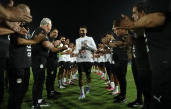 ممر شرفي وتكريم.. استقبال خاص من لاعبي منتخب مصر للنجم محمد صلاح