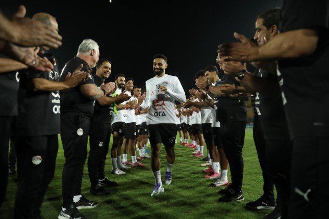 ممر شرفي وتكريم.. استقبال خاص من لاعبي منتخب مصر للنجم محمد صلاح ممر شرفي وتكريم.. استقبال خاص من لاعبي منتخب مصر للنجم محمد صلاح