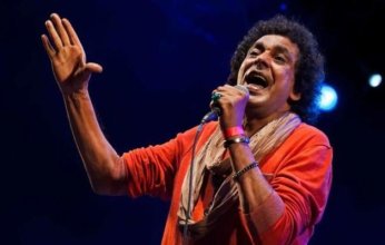 الفنان محمد منير يعود من ألمانيا بعد فحوصات طبية ويستعد لمشاريعه الفنية