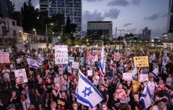 آلاف المتظاهرين يتوجهون في مسيرة حاشدة نحو منزل نتنياهو للمطالبة بوقف الحرب