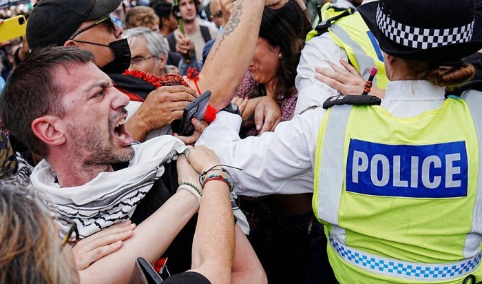 توقيف أكثر من 425 شخصاً في لندن خلال تظاهرة دعماً لمجموعة «فلسطين أكشن» توقيف أكثر من 425 شخصاً في لندن خلال تظاهرة دعماً لمجموعة «فلسطين أكشن»