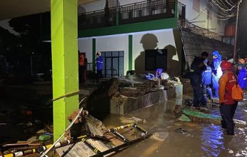 إندونيسيا.. استمرار البحث عن 38 مفقودا تحت أنقاض مدرسة منهارة في جاوة الشرقية