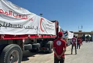 الهلال الأحمر المصري يرسل 2500 طن مساعدات بقافلة «زاد العزة» الـ31 لغزة
